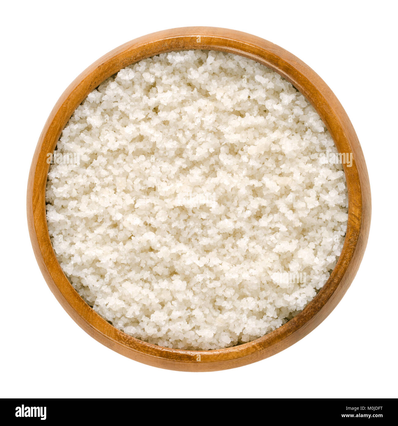 Oceano atlantico sale nel recipiente di legno. Oli non raffinati, unwashed, non trattata, sale grosso senza additivi. Raccolte da strato di argilla. Isolate il cibo macro foto. Foto Stock