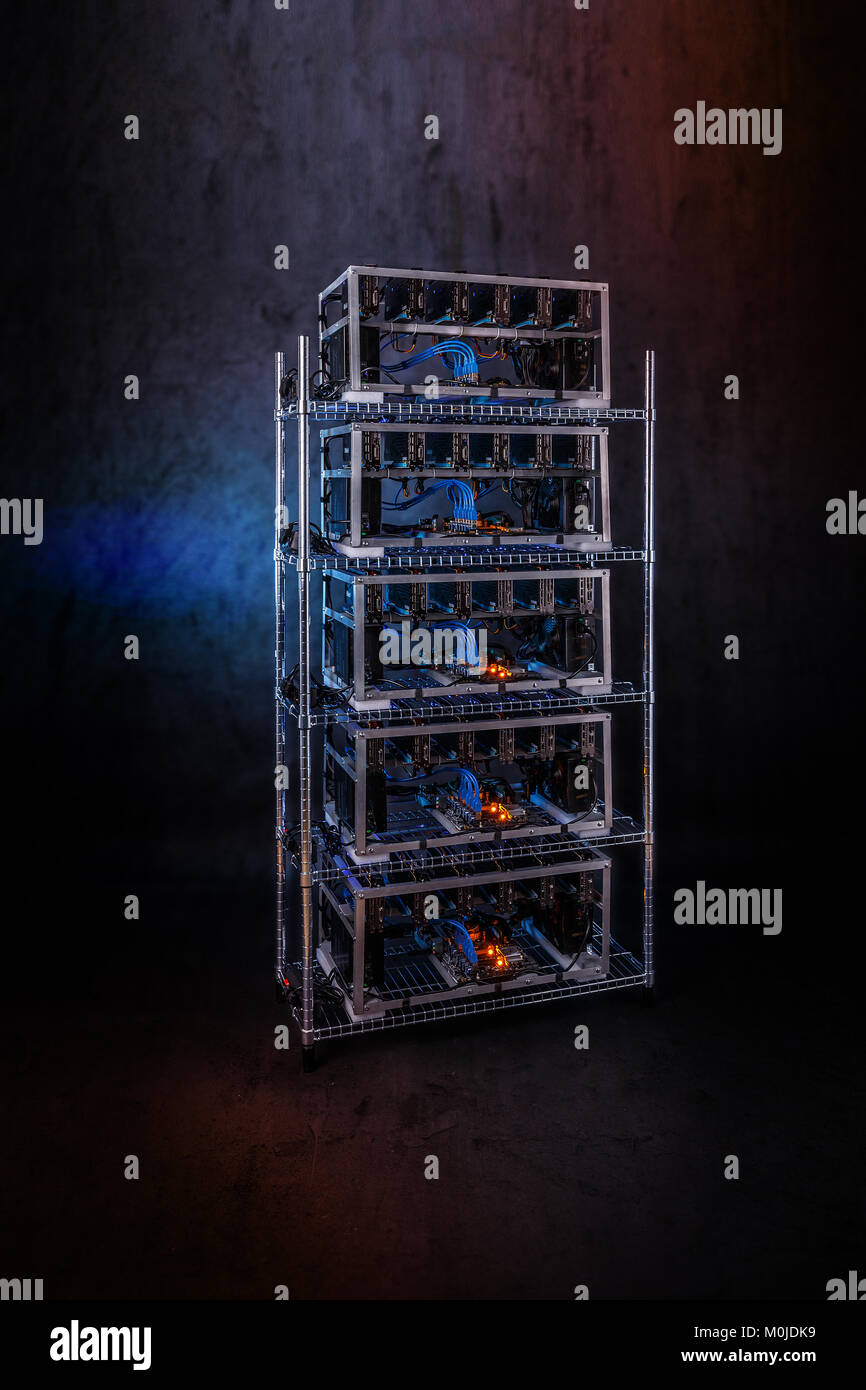 Computer con schede grafiche per moneta crypto mining Foto Stock