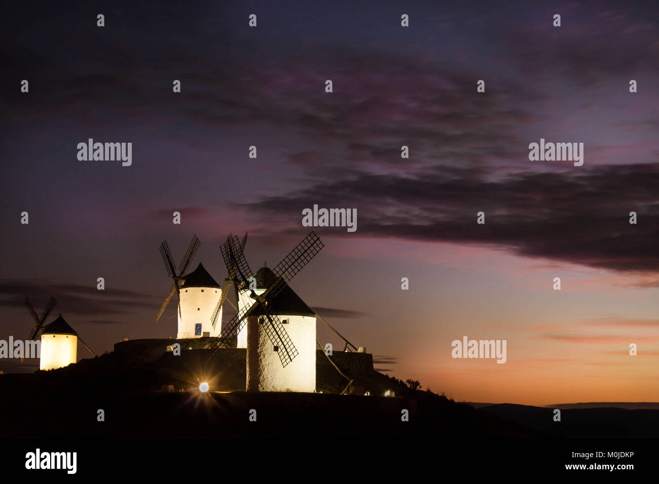 Mulini a vento di notte, Don Chisciotte rotta in Consuegra, provinde Toledo, Spagna Foto Stock