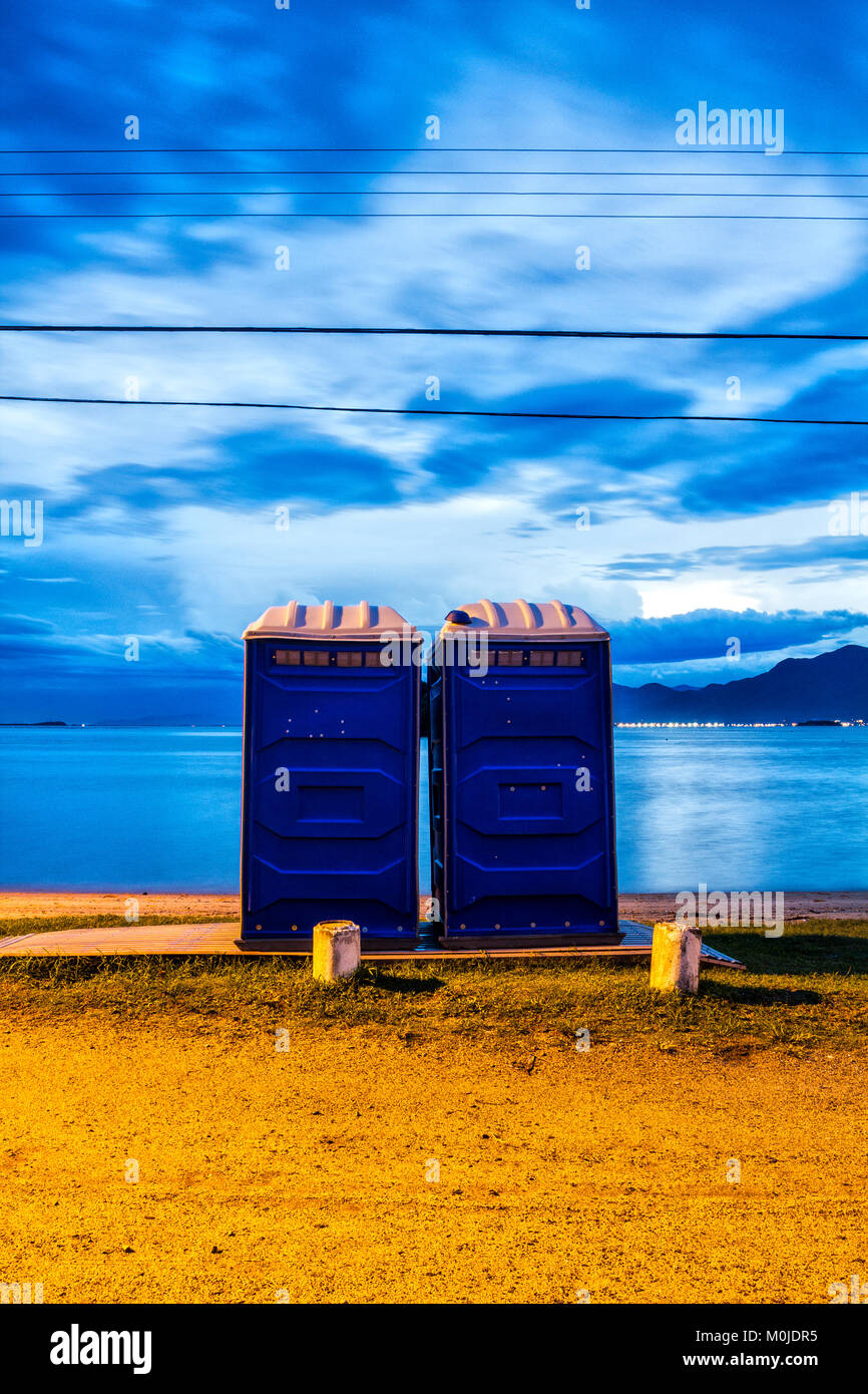 Portable WC chimici a Tapera spiaggia al tramonto. Florianopolis, Santa Catarina, Brasile. Foto Stock