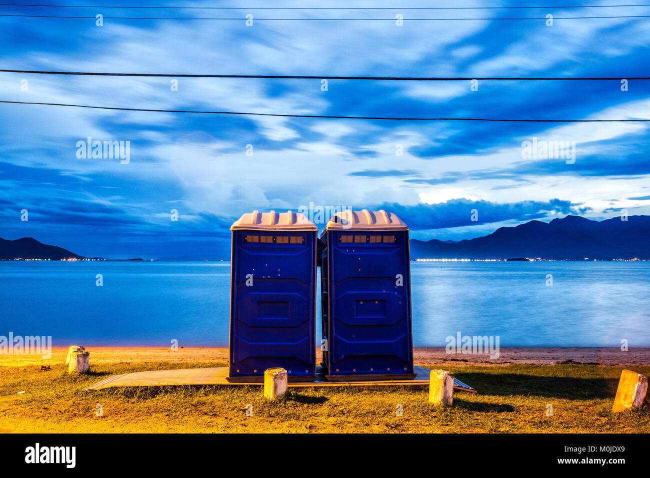 Portable WC chimici a Tapera spiaggia al tramonto. Florianopolis, Santa Catarina, Brasile. Foto Stock