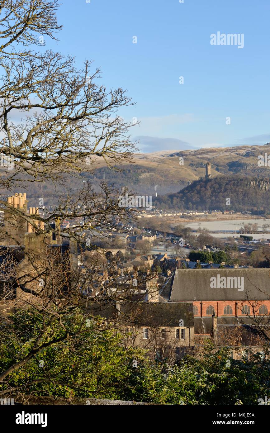 Una vista sui tetti di Stirling per la Wallace Monument e le Ochil Hills, Scotland, Regno Unito Foto Stock