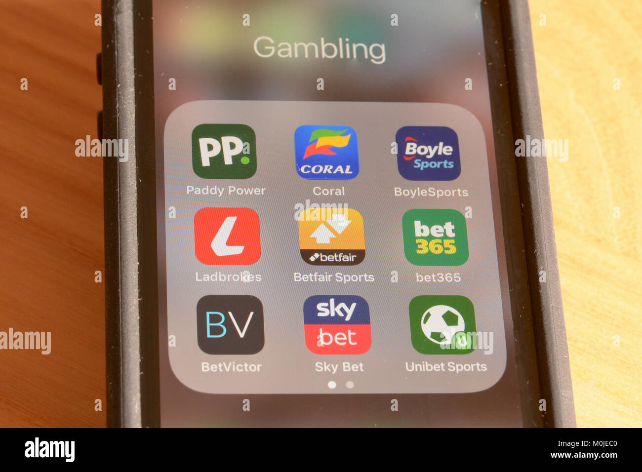 Smart phone screen che mostra una gamma di bookmakers gambling app o applicazioni - è incredibilmente facile da scommettere rapidamente in qualsiasi parte del mondo Foto Stock