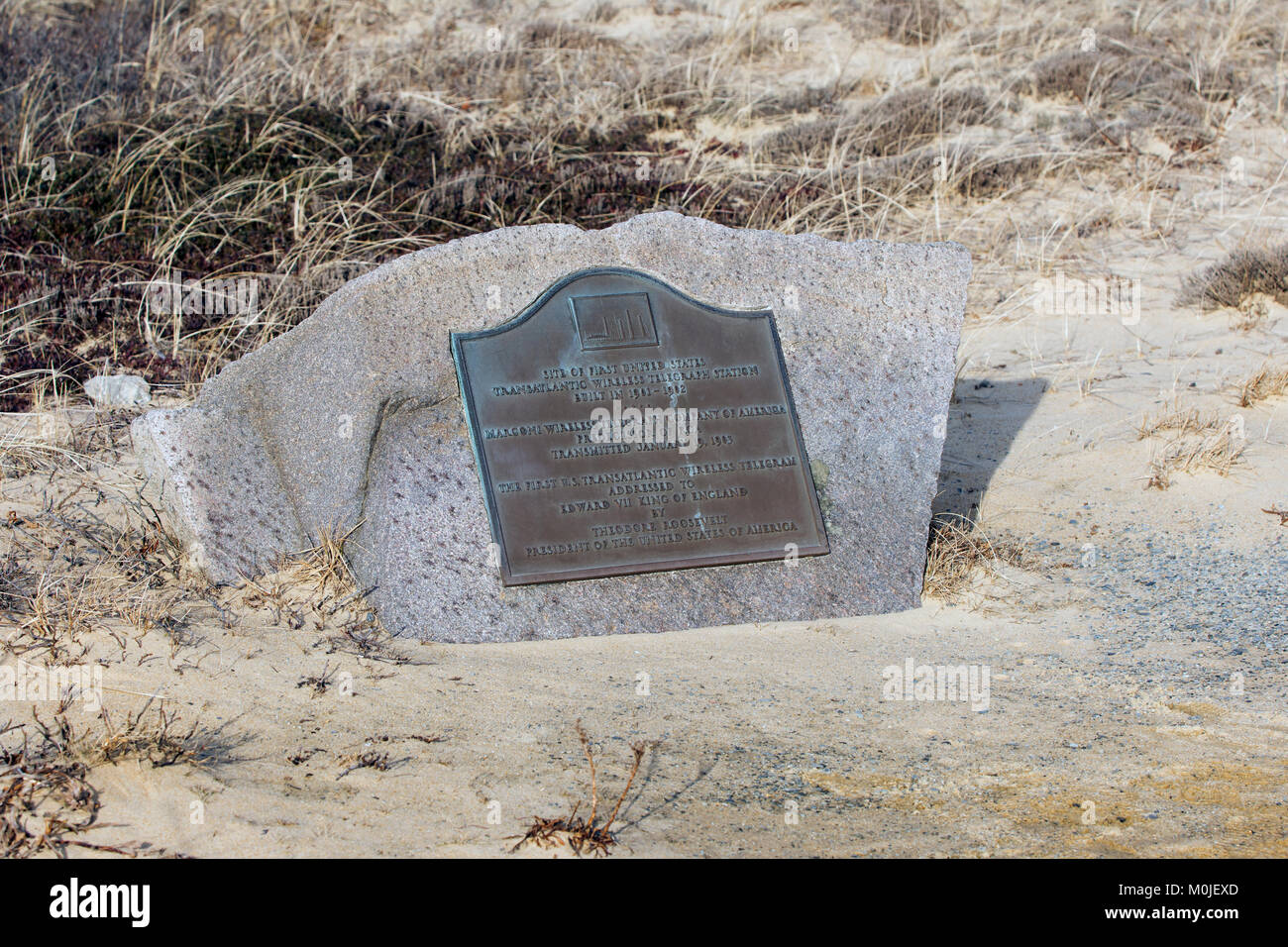 Una targa dedicata al Marconi Sito di trasmissione (1903) in Wellfleet, Massachusetts, STATI UNITI D'AMERICA - parte del Cape Cod National Seashore Foto Stock