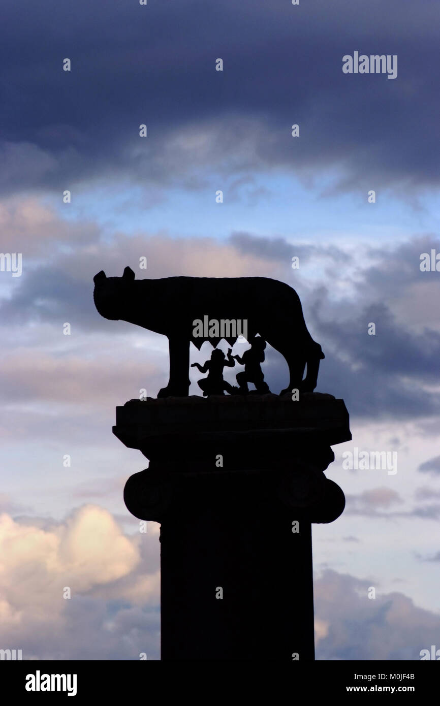 Il leggendario Lupo capitolino con royal twins alla sommità del colle del Campidoglio a Roma, contro la bella nuvole Foto Stock