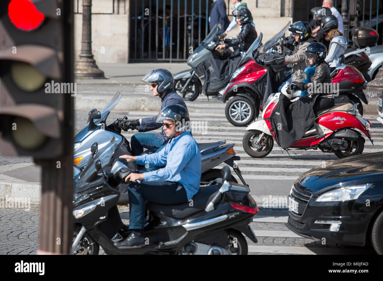 Parigi, Francia - 14 Giugno 2013: poche persone sullo scooter si stanno spostando attraverso le strade di Parigi di messa a fuoco selezionata. Foto Stock