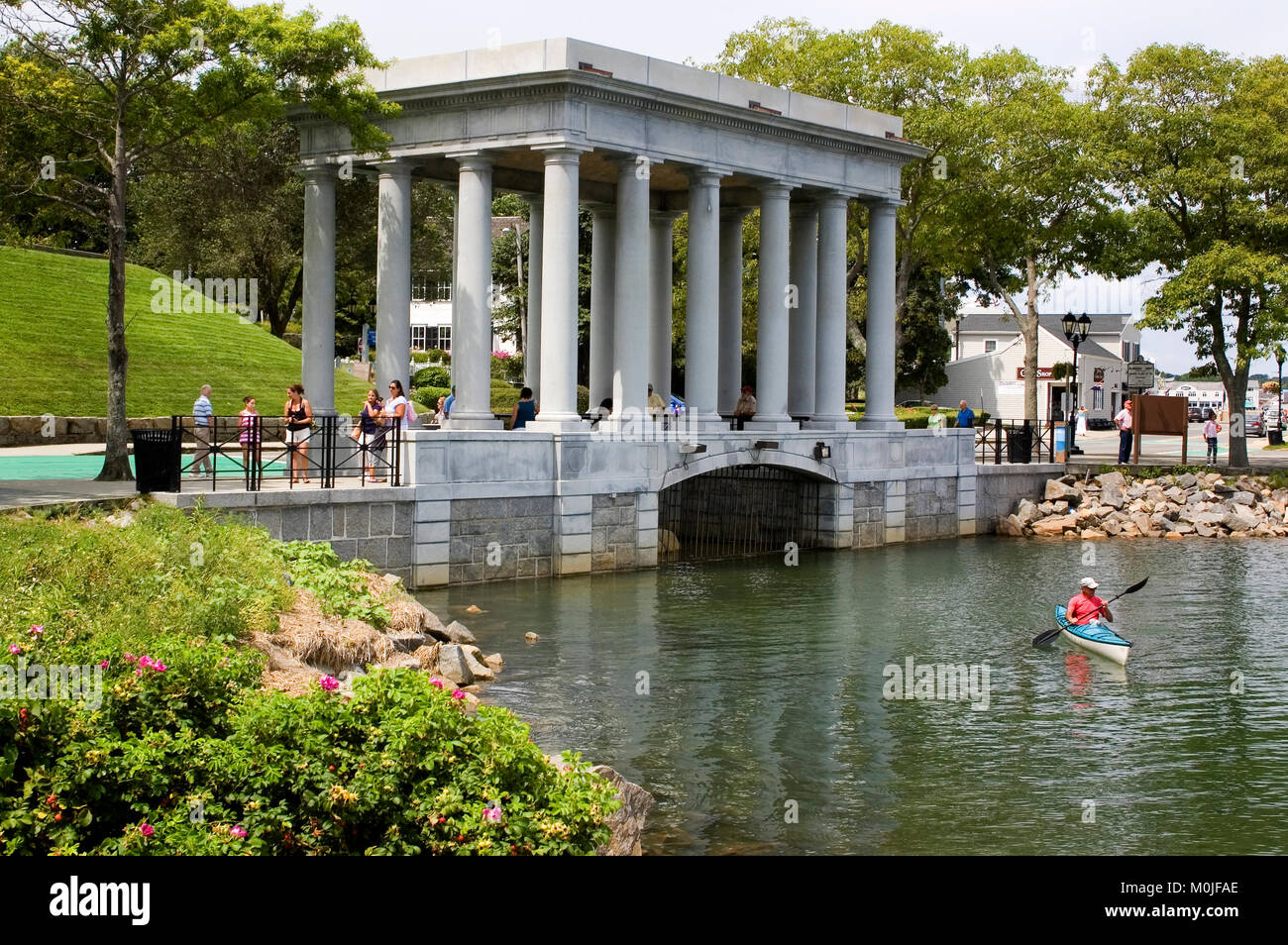Un kayker passa il Plymouth Rock Pavilion nel porto di Plymouth, Massachusetts, STATI UNITI D'AMERICA Foto Stock