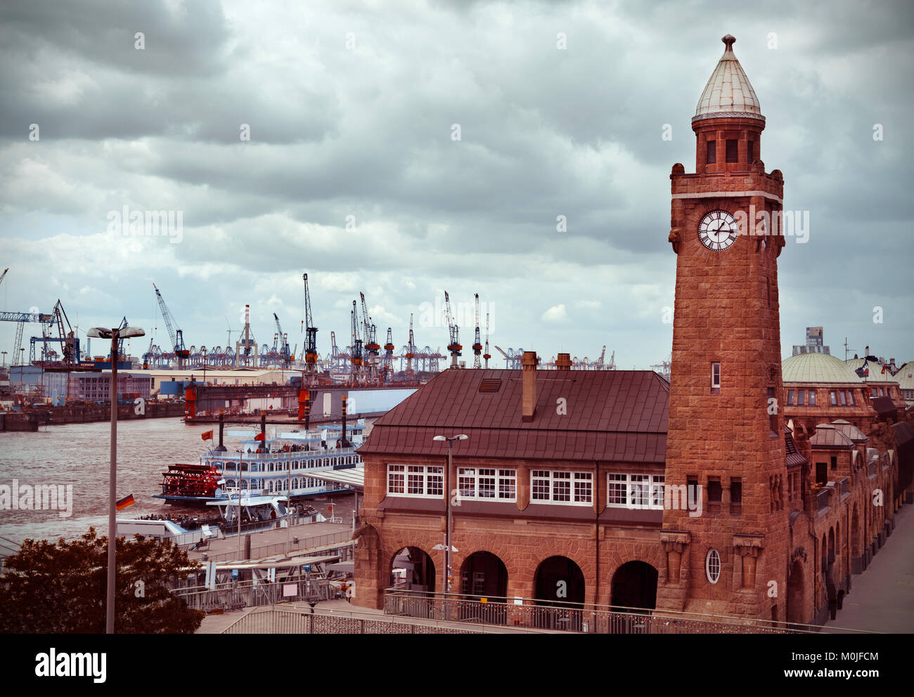 Il St. Pauli Piers ad Amburgo in un cupo giorno, tonica immagine Foto Stock
