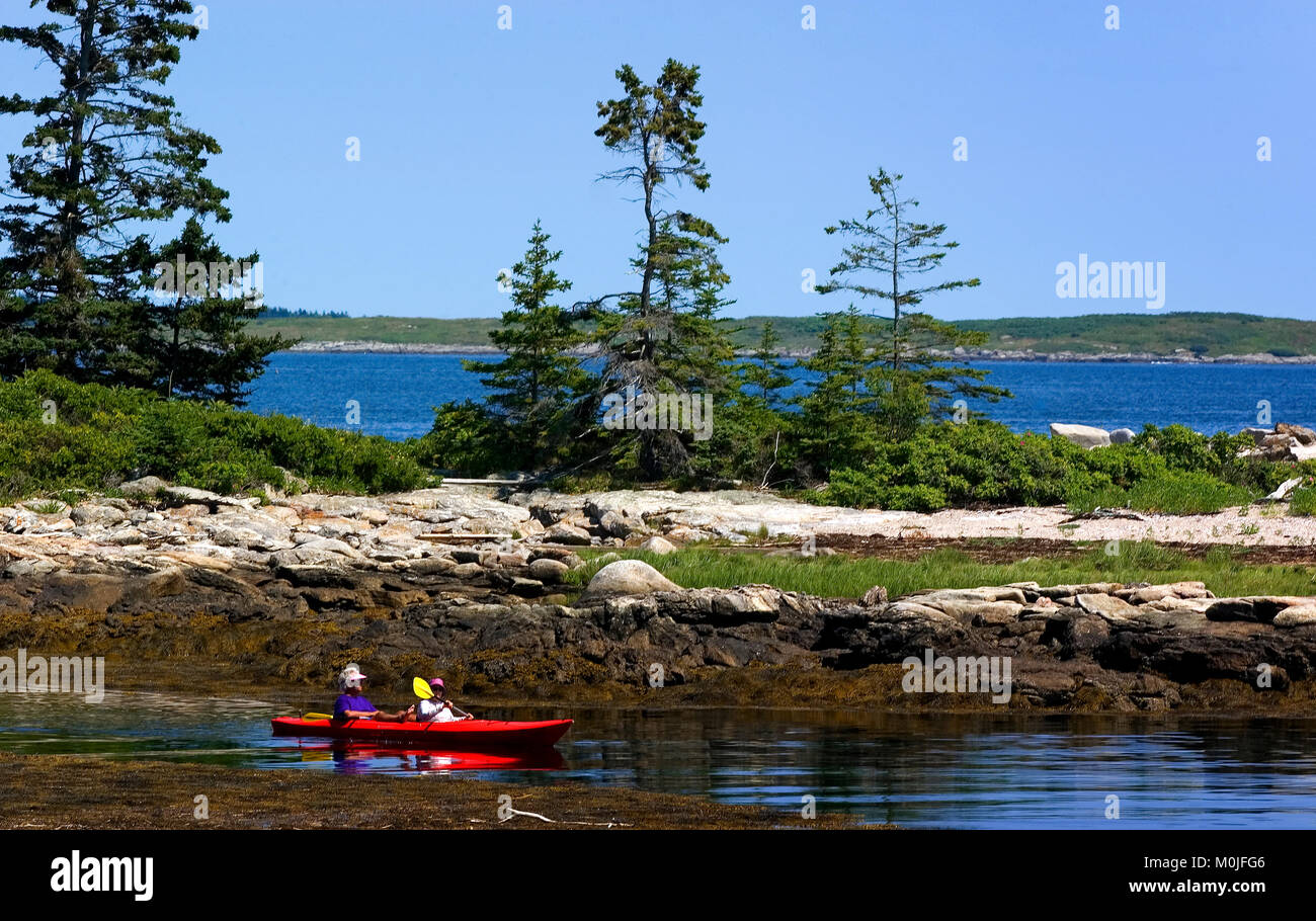 Kayak lungo la costa del Maine - Cape Newagen, Maine (Southport), STATI UNITI Foto Stock