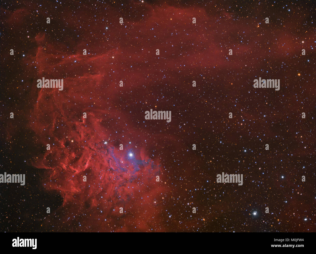 Flaming star nebula (noto anche come IC 405, Sh2-229) nella costellazione Auriga Foto Stock