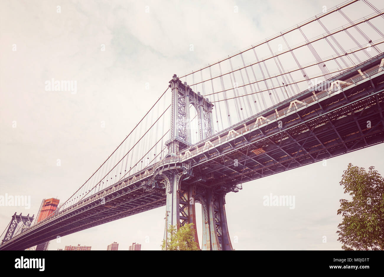 Retrò immagine stilizzata del Manhattan Bridge visto da Brooklyn Dumbo, New York City, Stati Uniti d'America. Foto Stock