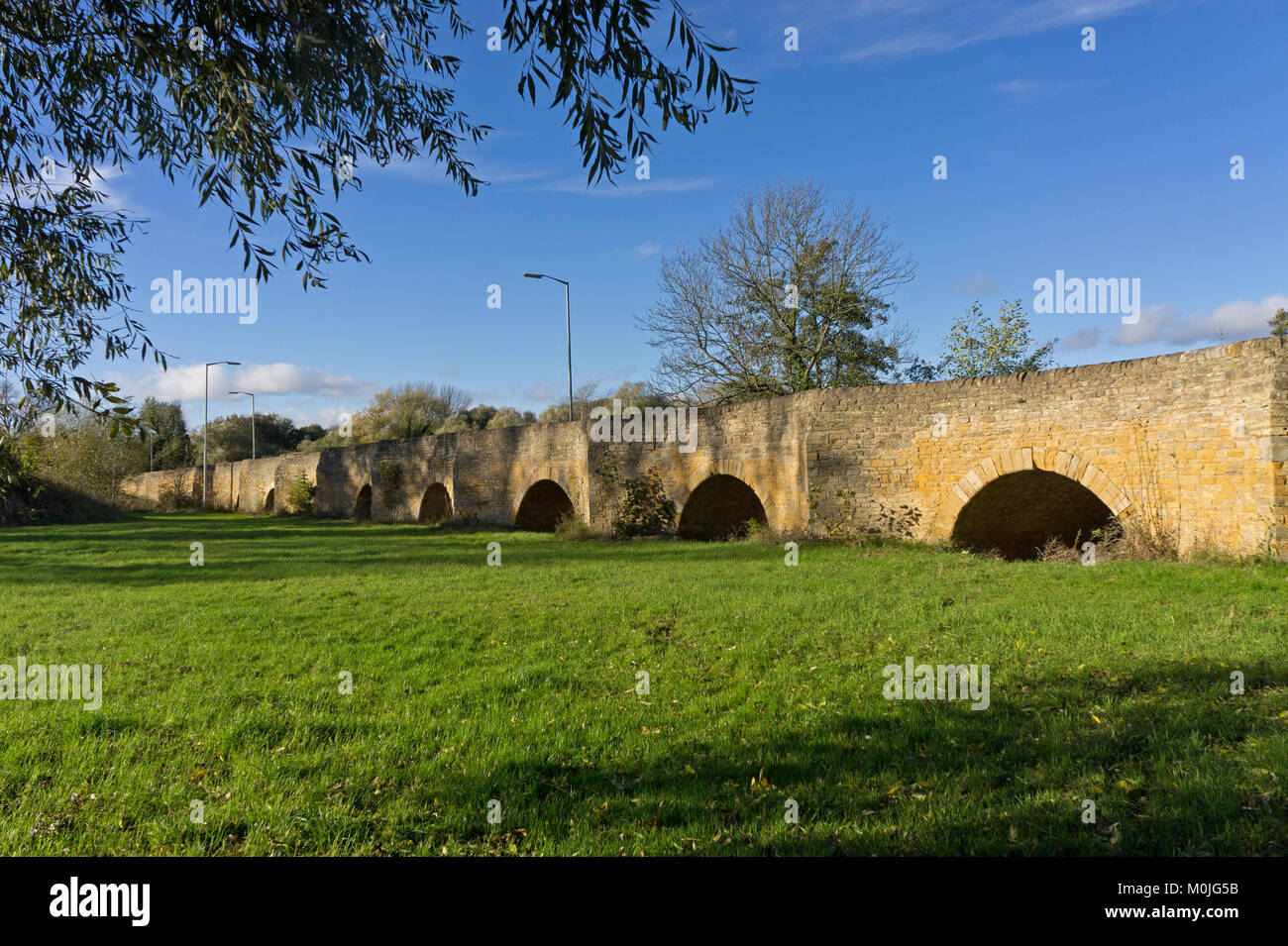 Il vecchio ponte che porta la strada da Bromham a Biddenham oltre il Fiume Great Ouse, Bedfordshire, Regno Unito; ha 26 arcate e soprattutto date dal 1812. Foto Stock