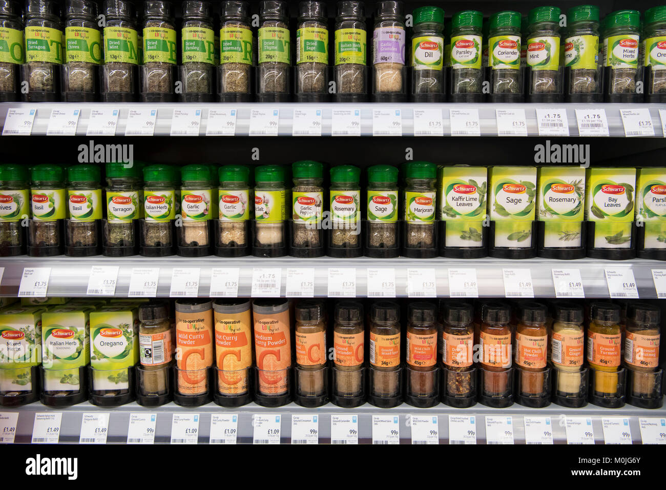 Erbe e spezie da Schwartz sul display su uno scaffale di supermercato. Foto Stock