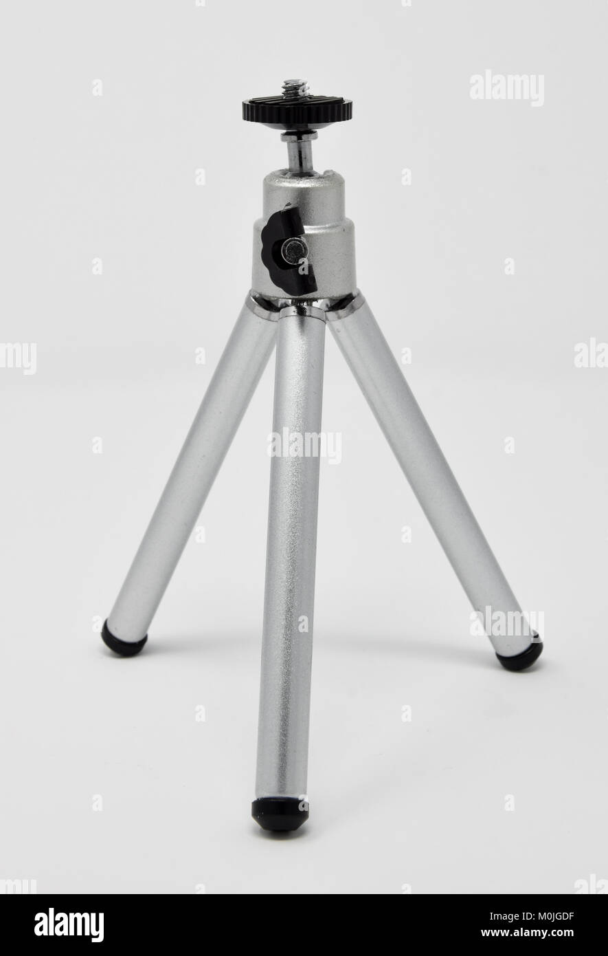 Un piccolo tavolo treppiede per una fotocamera compatta Foto Stock