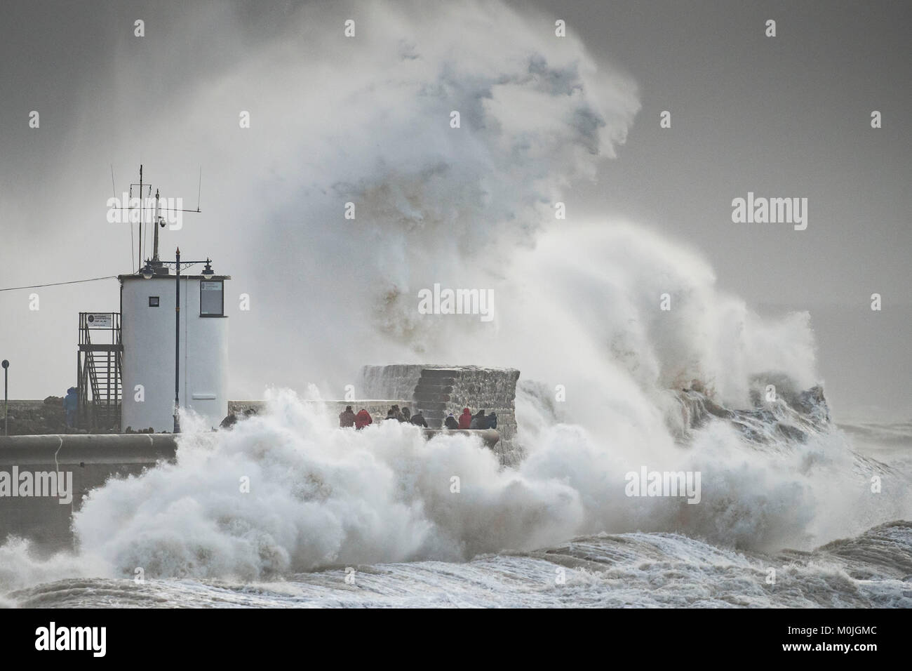 Onde infrangersi contro la parete del porto a Porthawl, South Wales, Regno Unito durante la tempesta Eleonora. Il Met Office ha emesso un avviso meteo per venti forti. Foto Stock