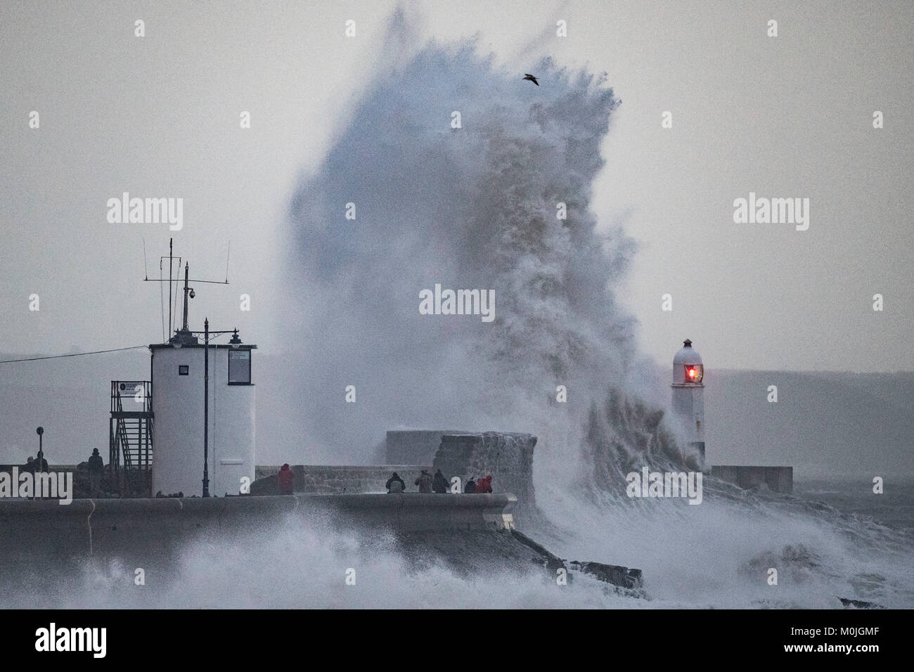 Onde infrangersi contro la parete del porto a Porthawl, South Wales, Regno Unito durante la tempesta Eleonora. Il Met Office ha emesso un avviso meteo per venti forti. Foto Stock