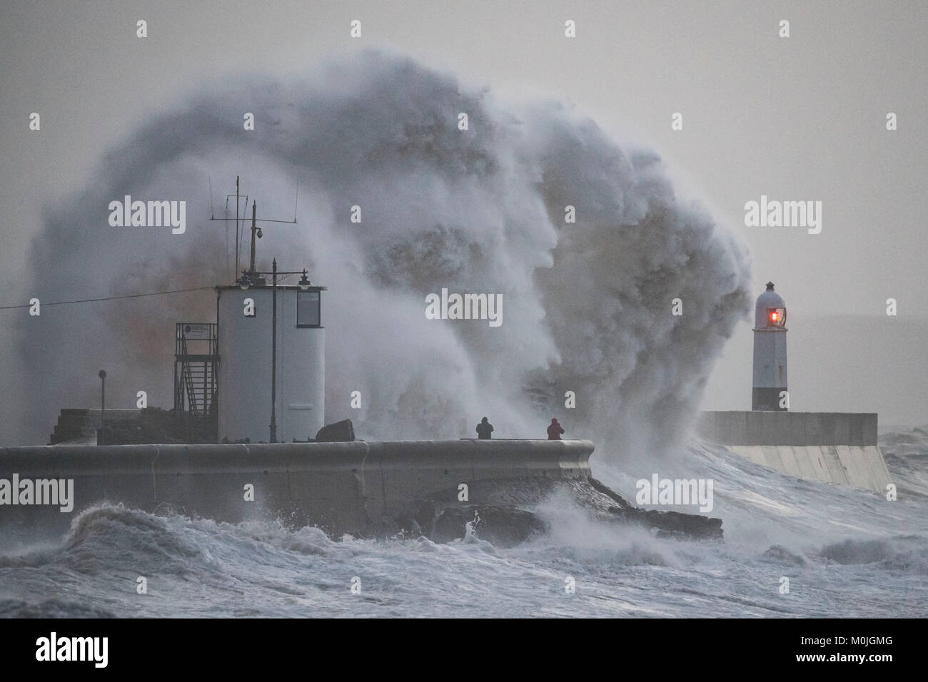 Onde infrangersi contro la parete del porto a Porthawl, South Wales, Regno Unito durante la tempesta Eleonora. Il Met Office ha emesso un avviso meteo per venti forti. Foto Stock