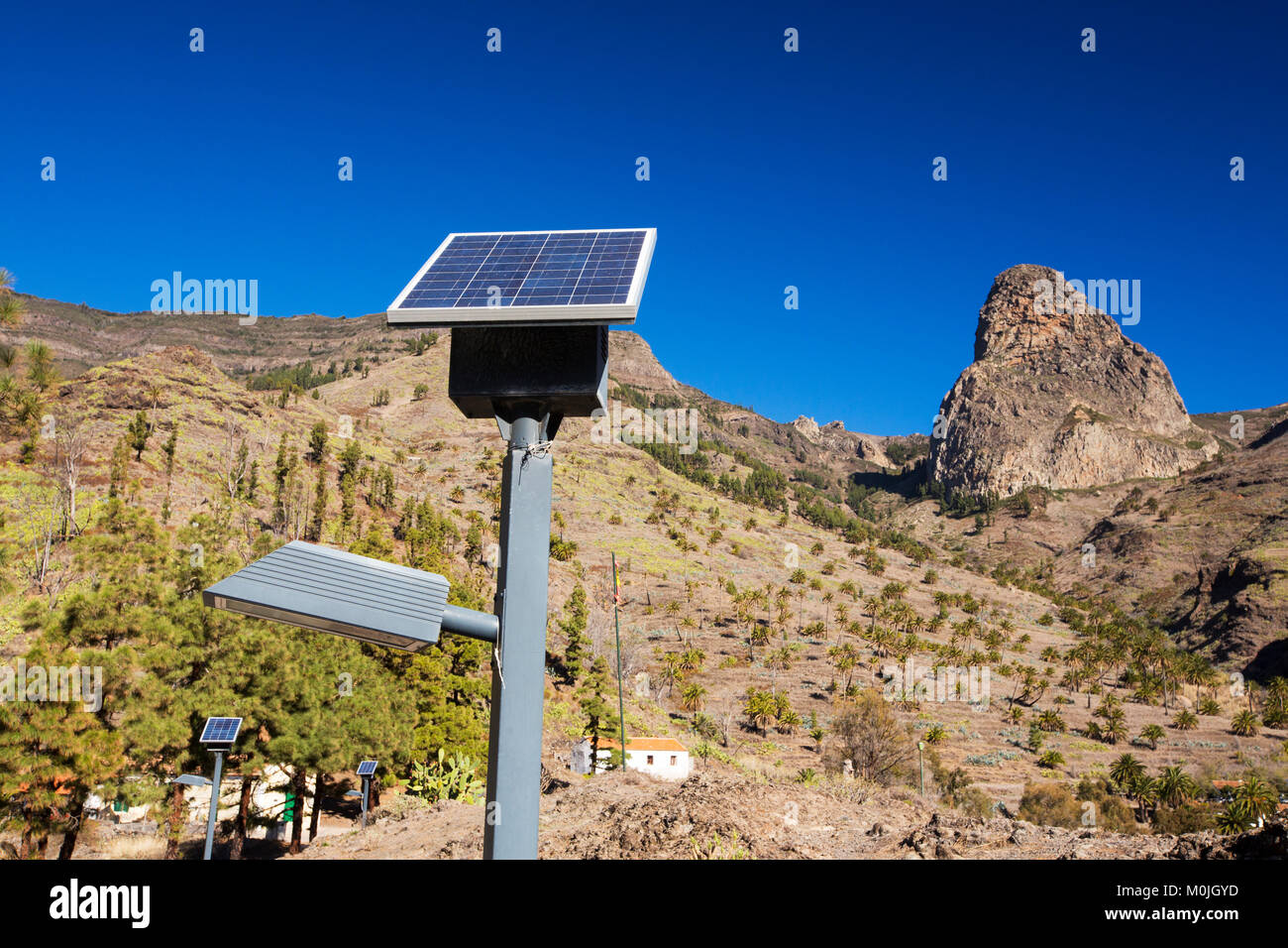 La Gomera paesaggio in Benchijigua, Isole Canarie, guardando verso il classico Roque de Agando con energia solare lampade stradali. Foto Stock