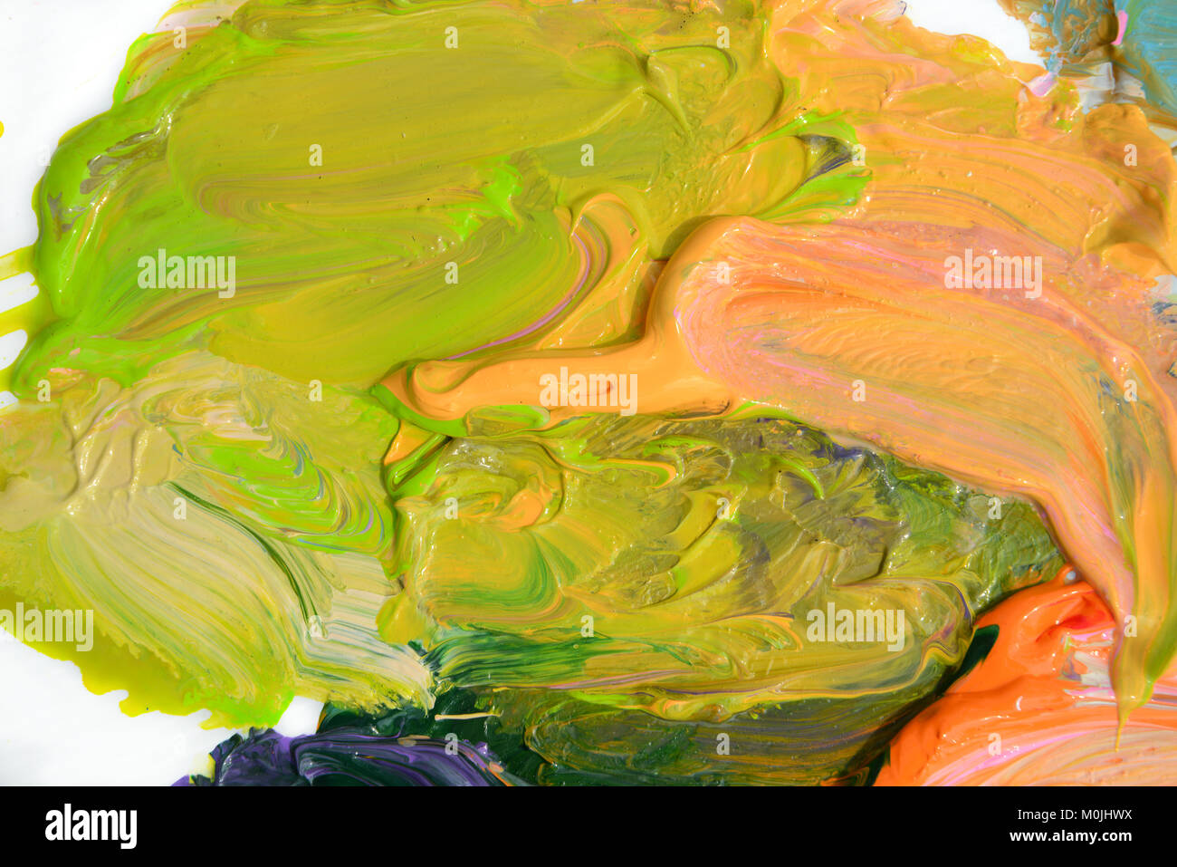 Colorata pittura a olio di diversi colori su una tavolozza su sfondo bianco Foto Stock