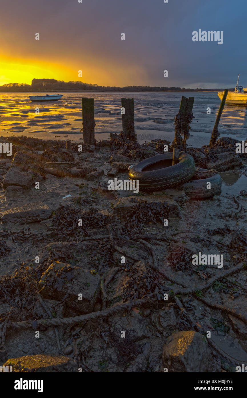 Un paesaggio fotografia scattata su Lytchett bay, Poole, Dorset. Immagine è il tentativo di dipingere l impatto dell uomo sul nostro ambiente naturale. Foto Stock