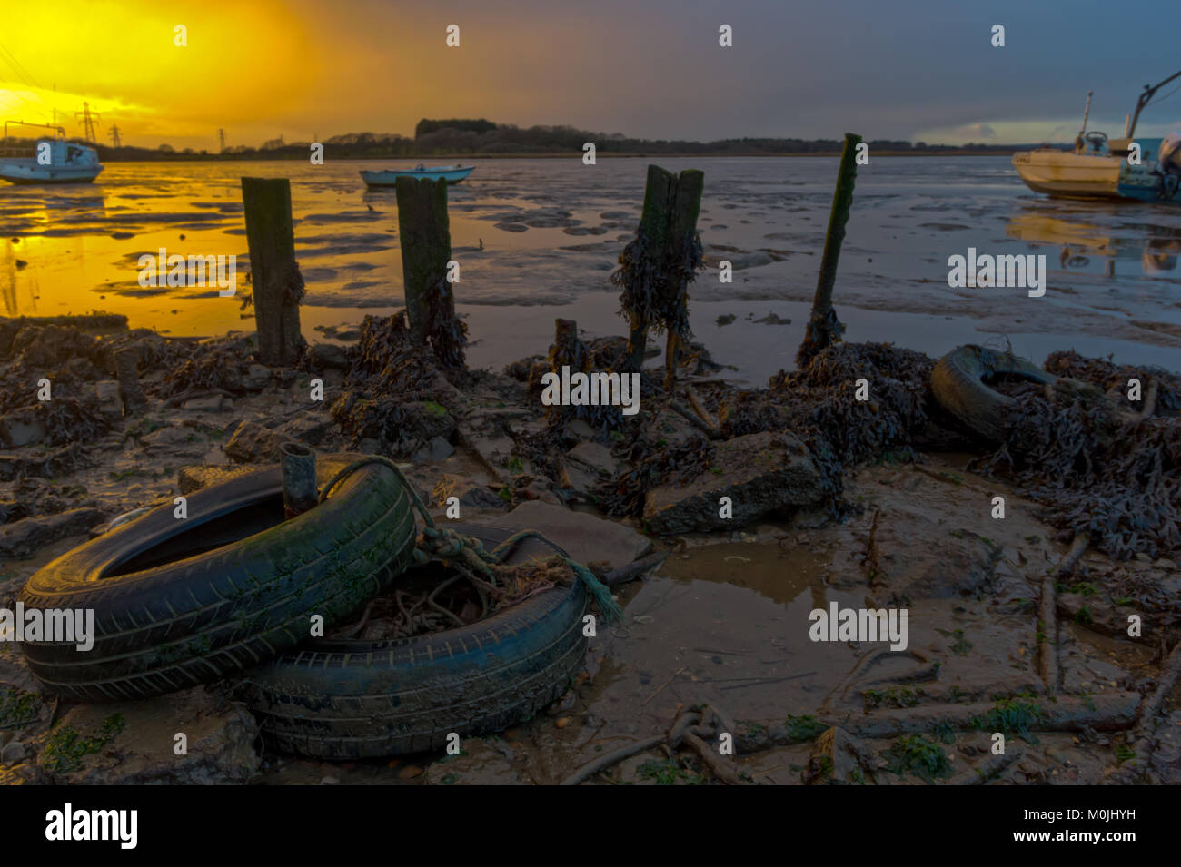 Un paesaggio fotografia scattata su Lytchett bay, Poole, Dorset. Immagine è il tentativo di dipingere l impatto dell uomo sul nostro ambiente naturale. Foto Stock