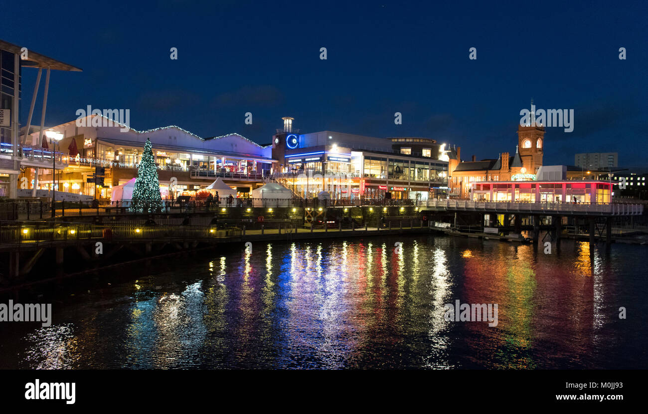 Vista generale di Mermaid Quay a notte a Cardiff Bay, Wales, Regno Unito. Foto Stock