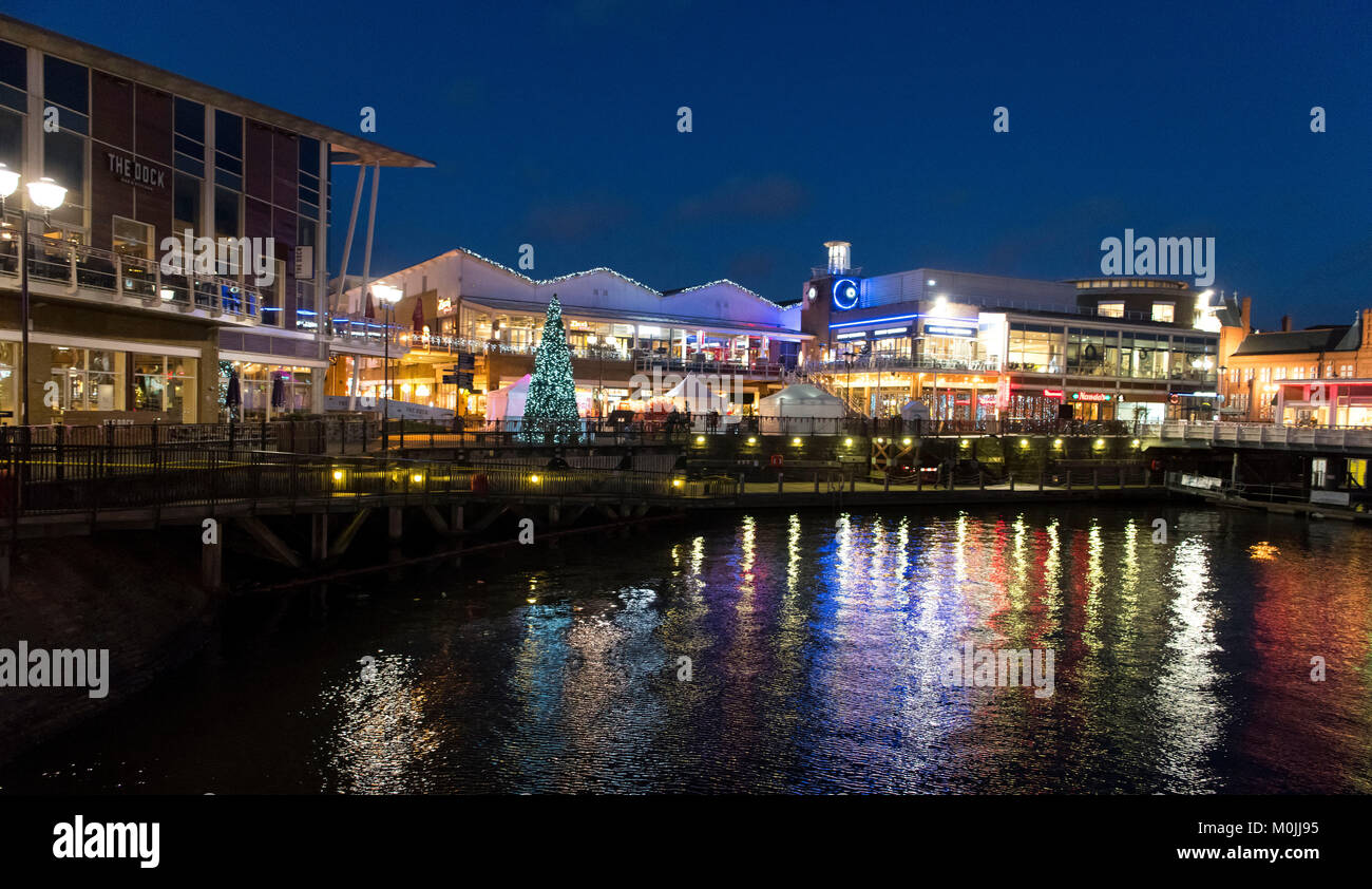 Vista generale di Mermaid Quay a notte a Cardiff Bay, Wales, Regno Unito. Foto Stock