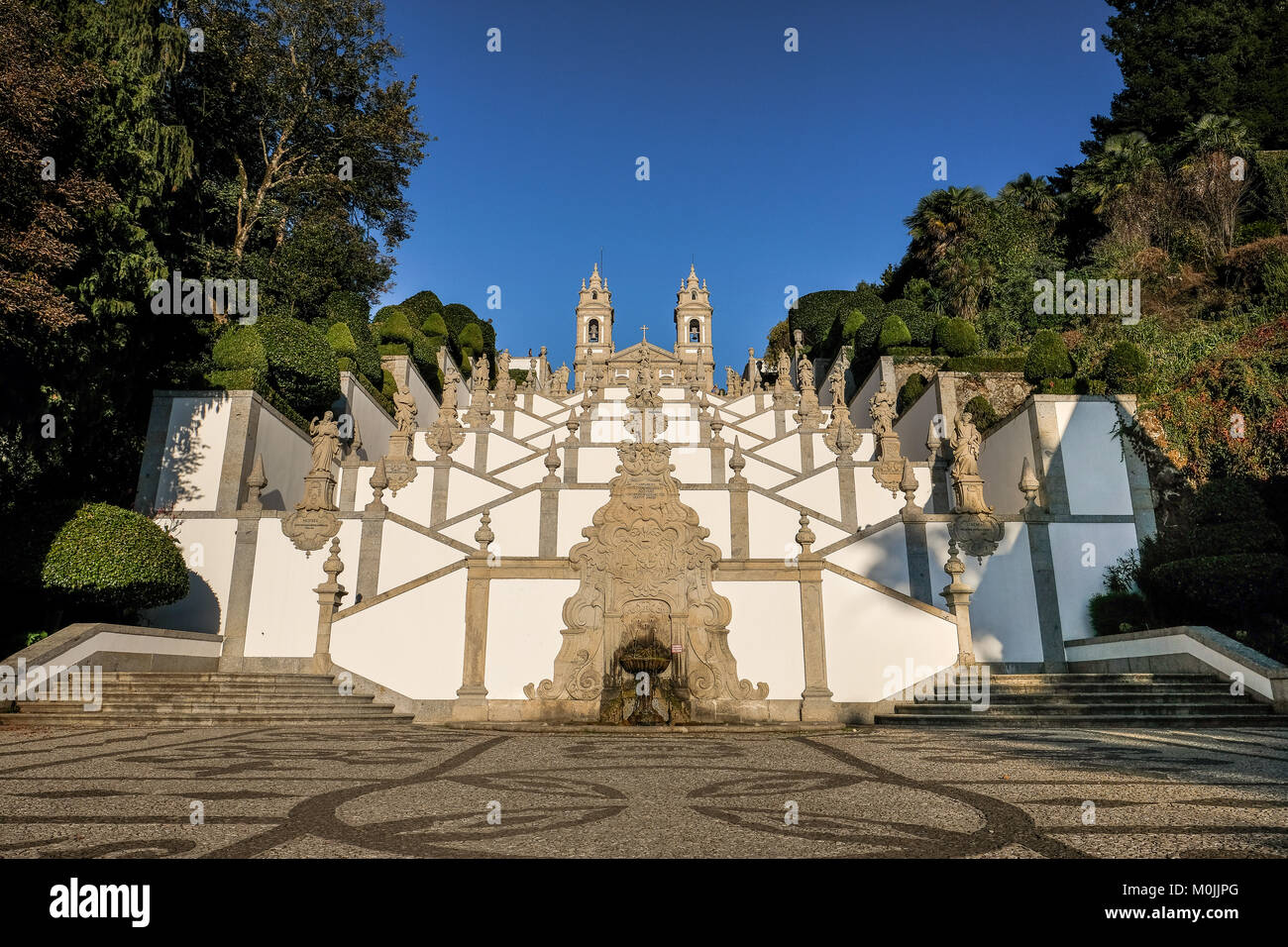 Siti di Braga nel nord del Portogallo, comprese le più sito polare la chiesa di Bom Jesus del Monte. Foto Stock