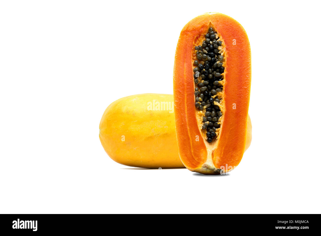Intero e metà della papaia matura la frutta con semi isolato su sfondo bianco con copia spazio. Fonte naturale di vitamina C, acido folico e sali minerali. Un sano Foto Stock