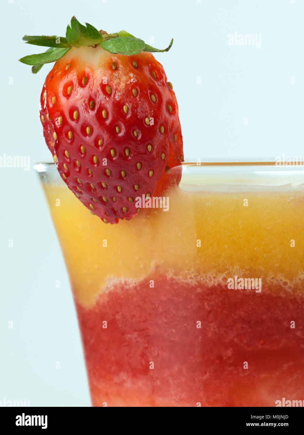 Un bicchiere di fragole mango coctail close up Foto Stock