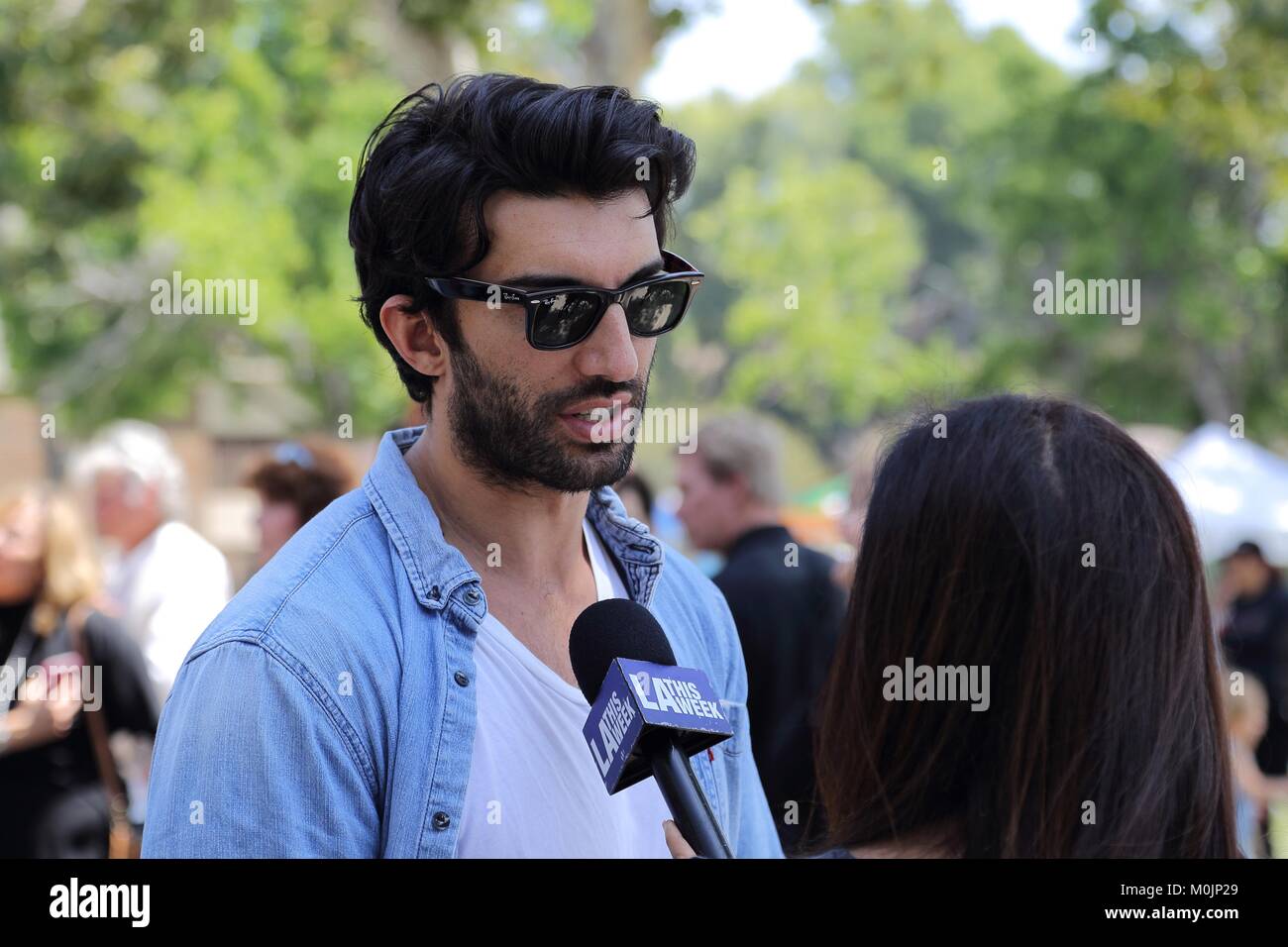 North Hollywood, CA, USA - giugno 2017: L'attore Justin Baldoni parla con un giornalista durante la grande apertura del 64° parco giochi di ispirazione di Shane. Foto Stock