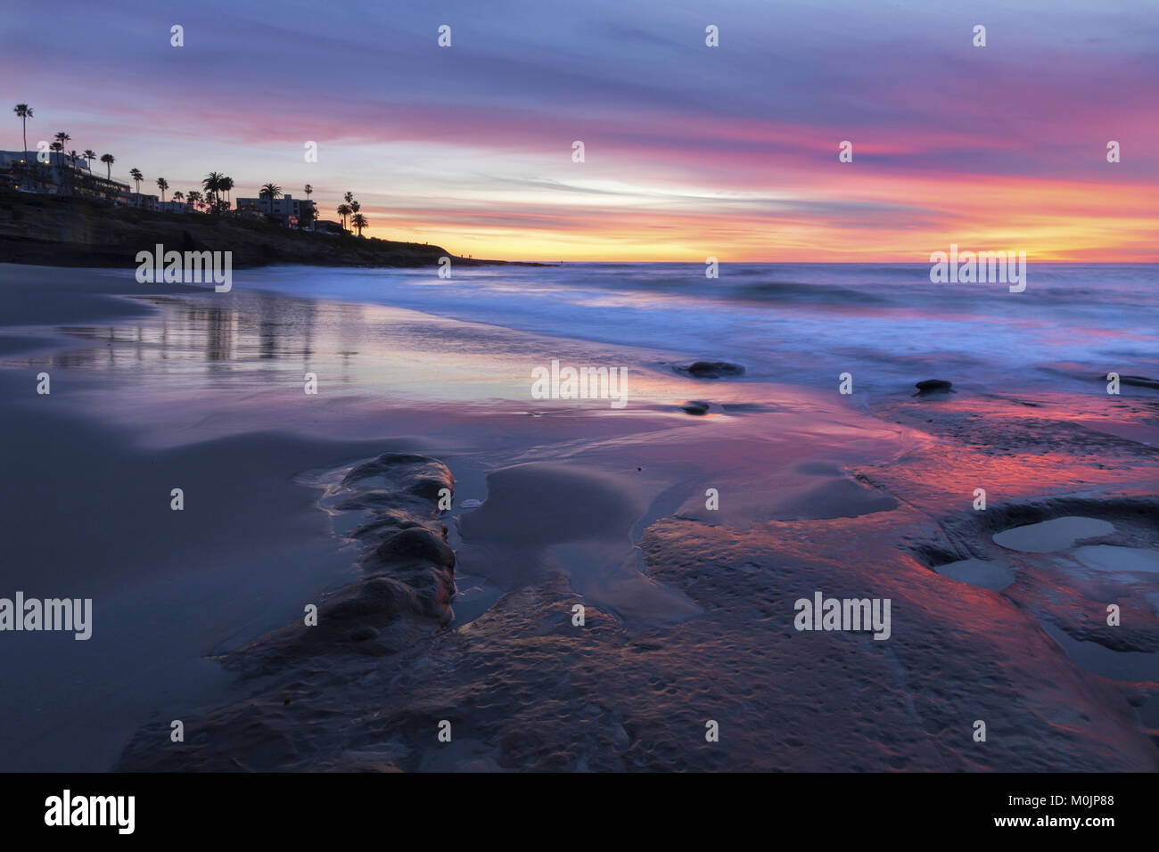 Panoramica Oceano Pacifico onde Inverno tramonto Paesaggio vibrante cielo colori la Jolla Windansea Beach orizzonte San Diego costa della California Foto Stock