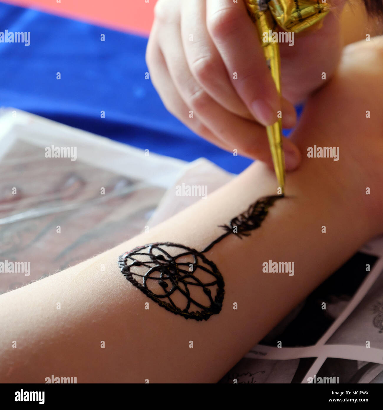 Artista disegno henna pattern su donna mano, una tradizione arte indiana di sposa, mehndi anche diventato di moda in Asia Foto Stock