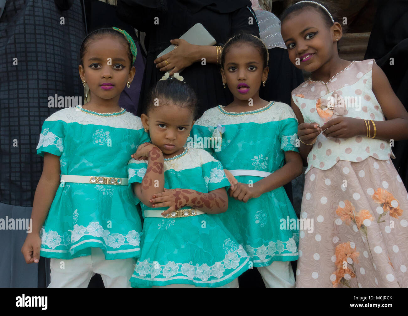 Le ragazze nella loro domenica migliori per il mawlid festival in isola di Lamu, Kenya Foto Stock