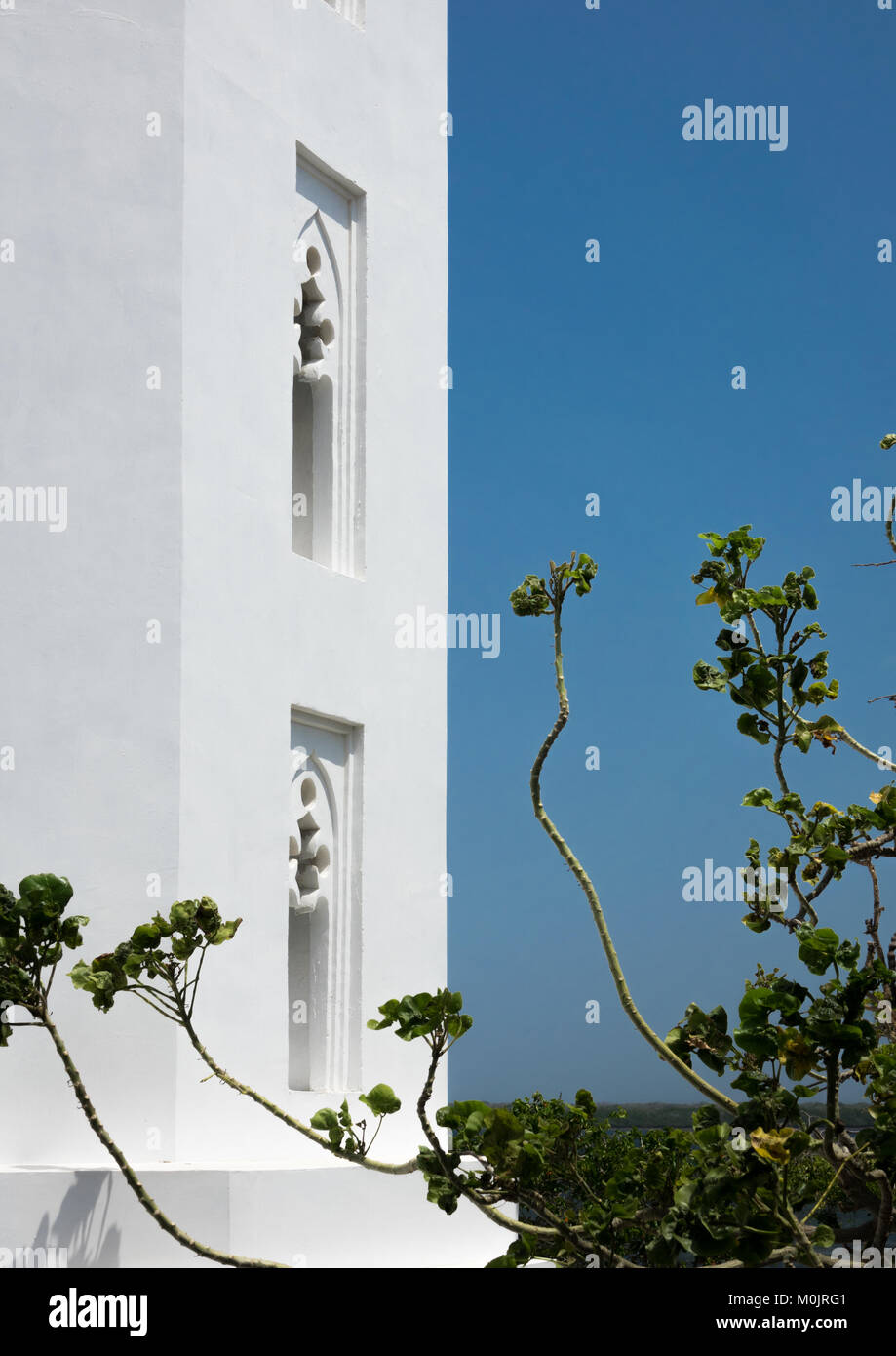 Minareto della moschea di nuovo, Masjid Rawdha, isola di Lamu, Kenya Foto Stock