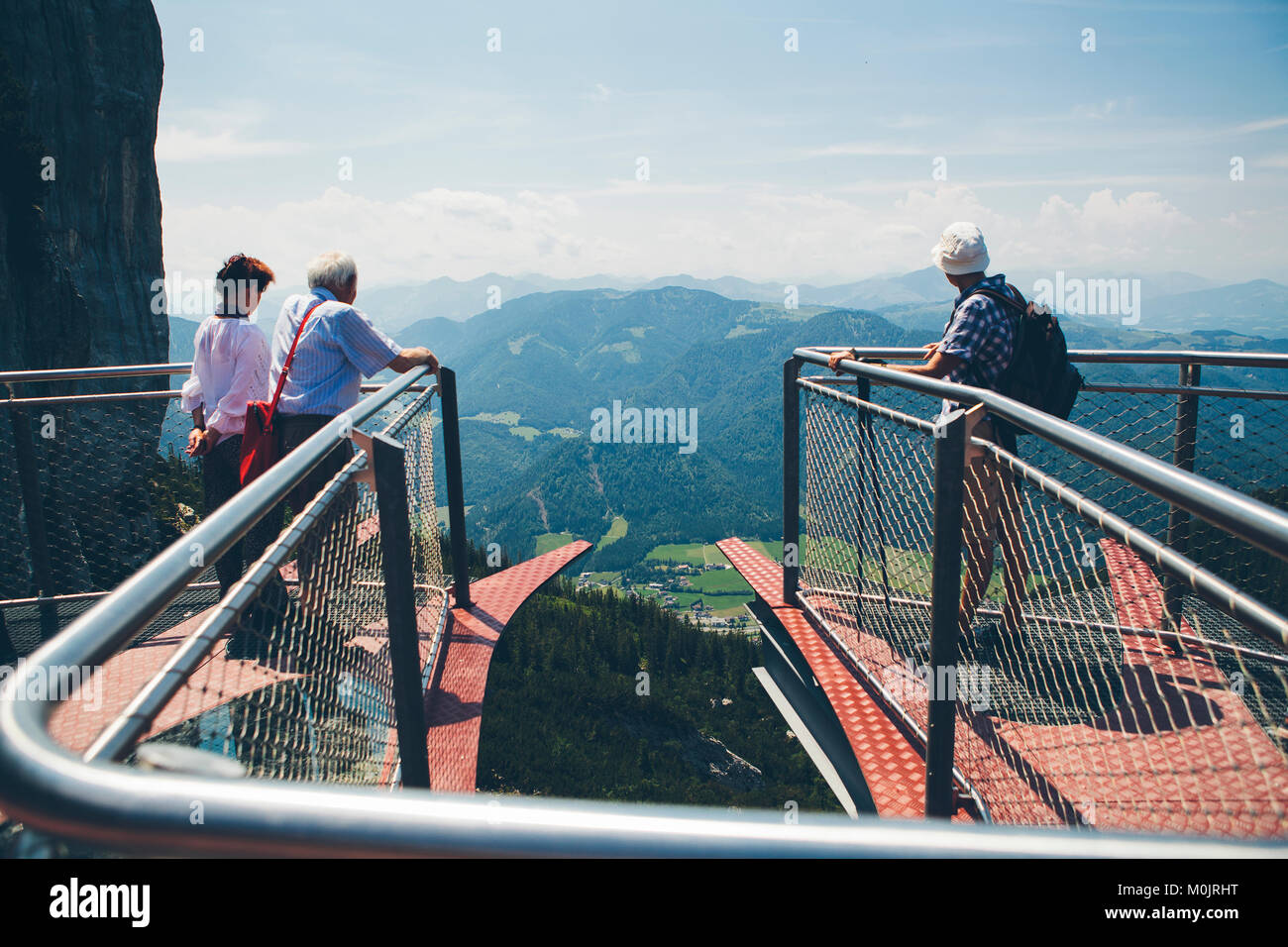 Tourist ammirare la vista da una piattaforma di osservazione nel parco Triassico in nelle Alpi, Steinplatte montagna vicino a Waidring, Austria. Foto Stock