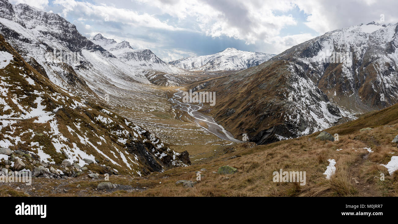 Vista di meandri, Rein da Sumvitg, Pass Diesrut, Greina altopiano, Grigioni, Svizzera Foto Stock