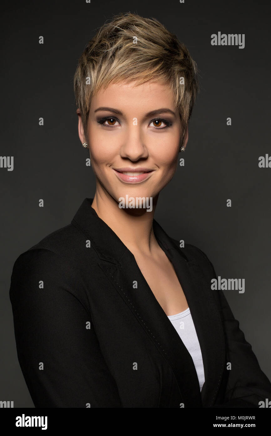 Sorridente, a pelo corto donna bionda, in business guardare, ritratto Foto Stock