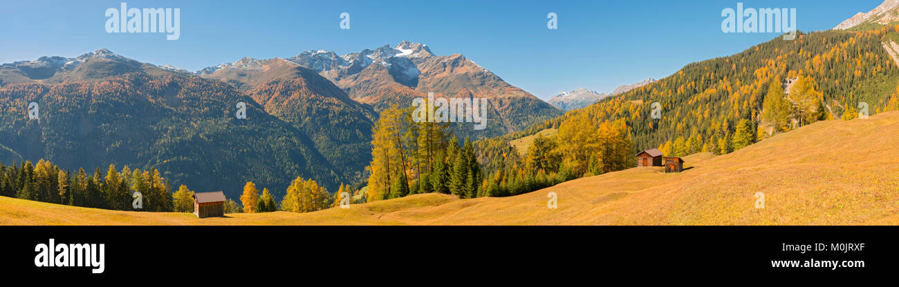 Autunnale di paesaggio di montagna con capanne alpine, dietro Hoher Riffler, Dawin-Alpe, foresta prati, Strengen am Arlberg, Tirolo Foto Stock