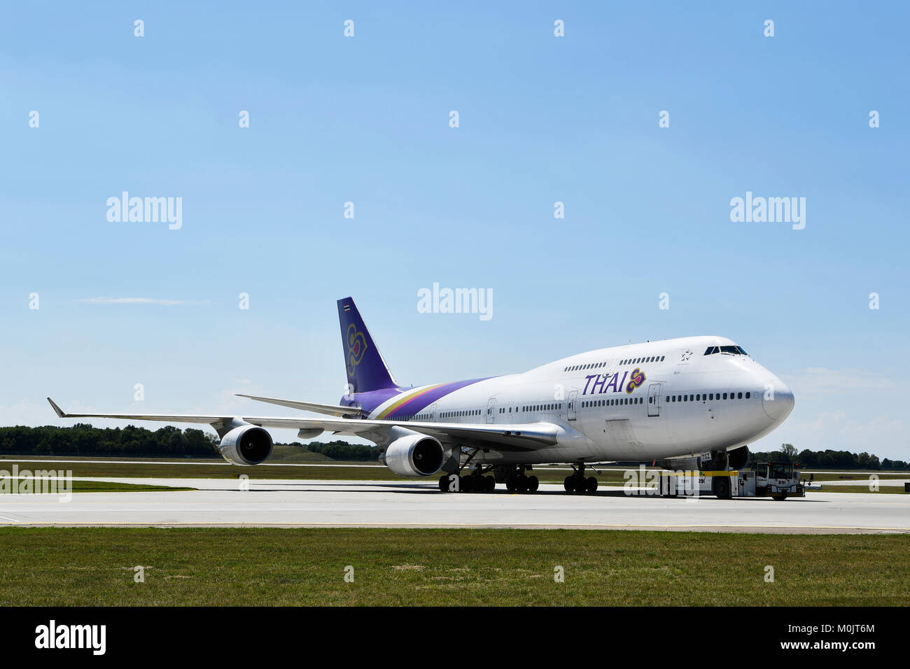 Thai Airways, Boeing B747-400, traino di un rimorchiatore, Aeroporto di Monaco di Baviera, Baviera, Germania Foto Stock