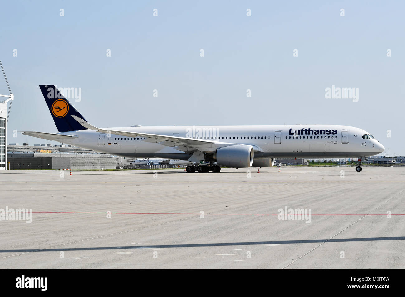 Lufthansa, Airbus A350-900, in posizione parcheggio aeroporto di Monaco di Baviera, Germania Foto Stock