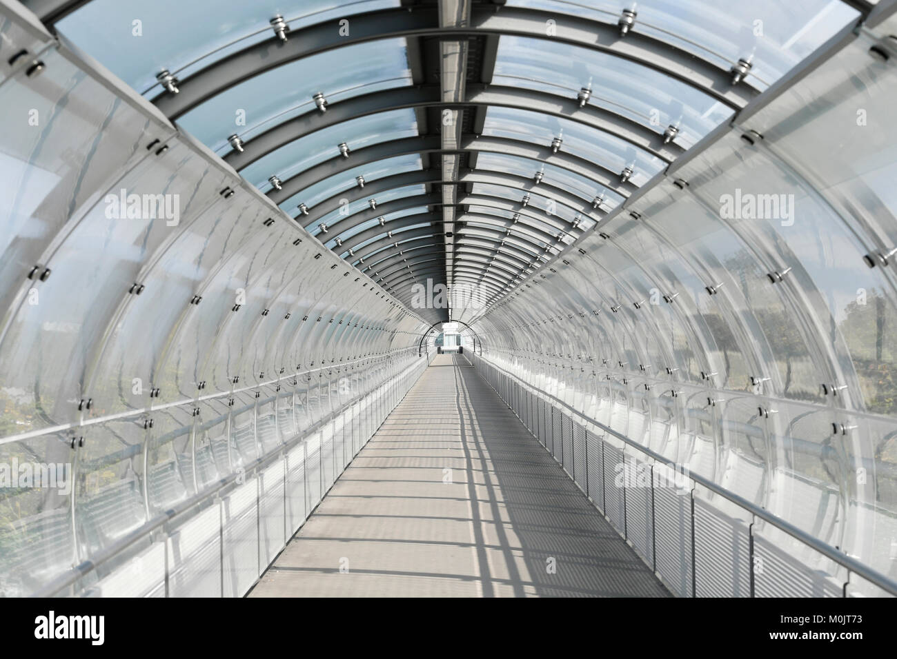 Vetro-tunnel tubo, S-Bahn stazione presso l'aeroporto "Besucherpark', l'aeroporto di Monaco, Alta Baviera, Germania Foto Stock