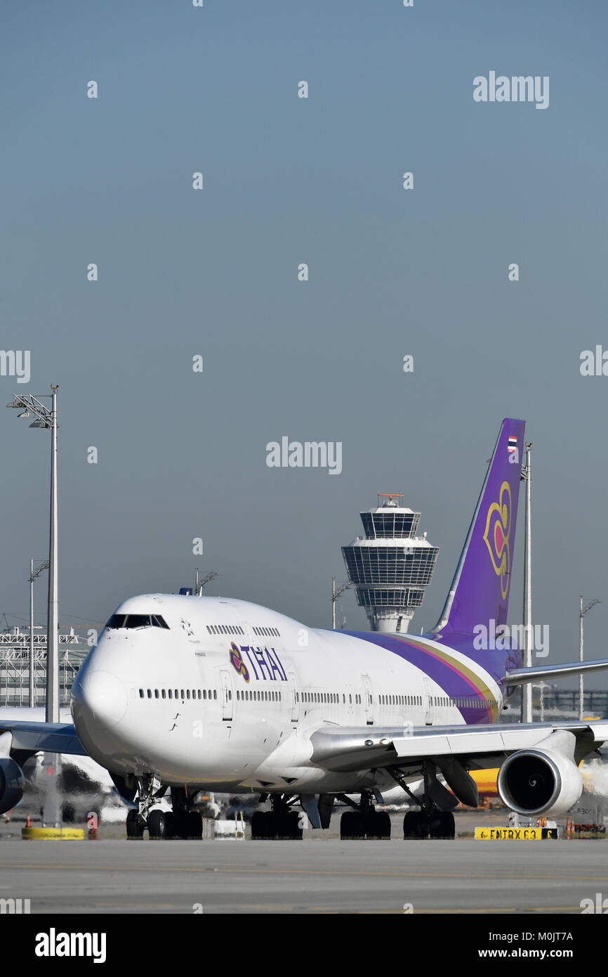 Thai Airways, Boeing B747-400, sulla pista di rullaggio alla pista di atterraggio a sud con Torre, Aeroporto di Monaco di Baviera, Baviera, Germania Foto Stock