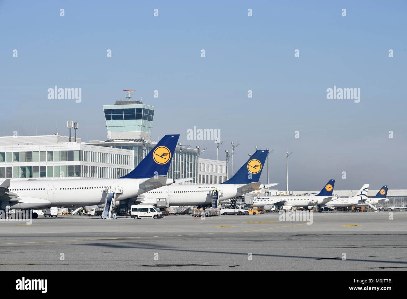 Compagnia aerea aerei Lufthansa e Mar Egeo, terminale 2, Grembiule Oriente, satellite, terminale 2, Aeroporto di Monaco di Baviera, Baviera, Germania Foto Stock