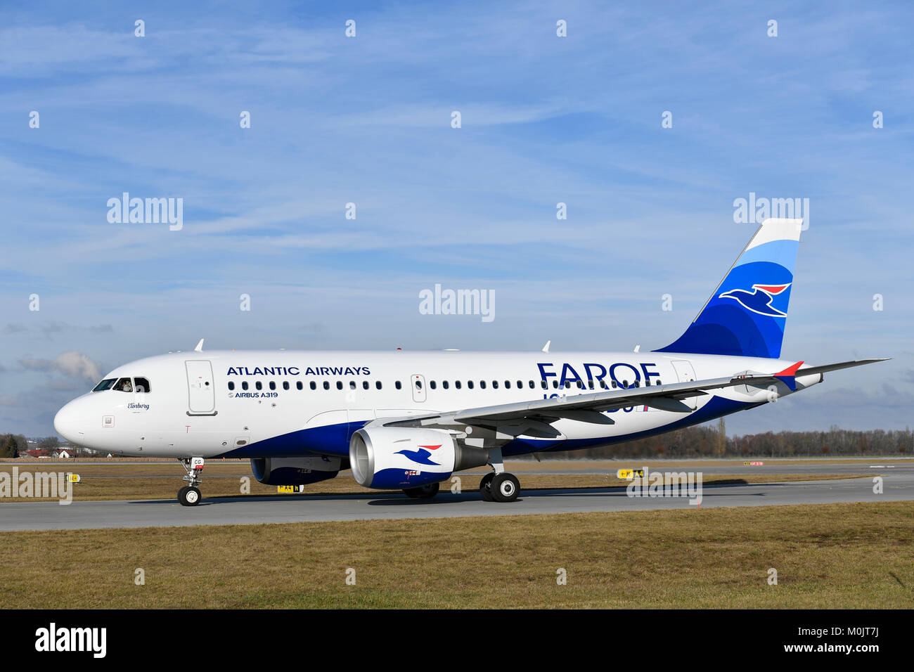 Atlantic Airways Airbus A319, sulla pista di rullaggio, Aeroporto di Monaco di Baviera, Baviera, Germania Foto Stock