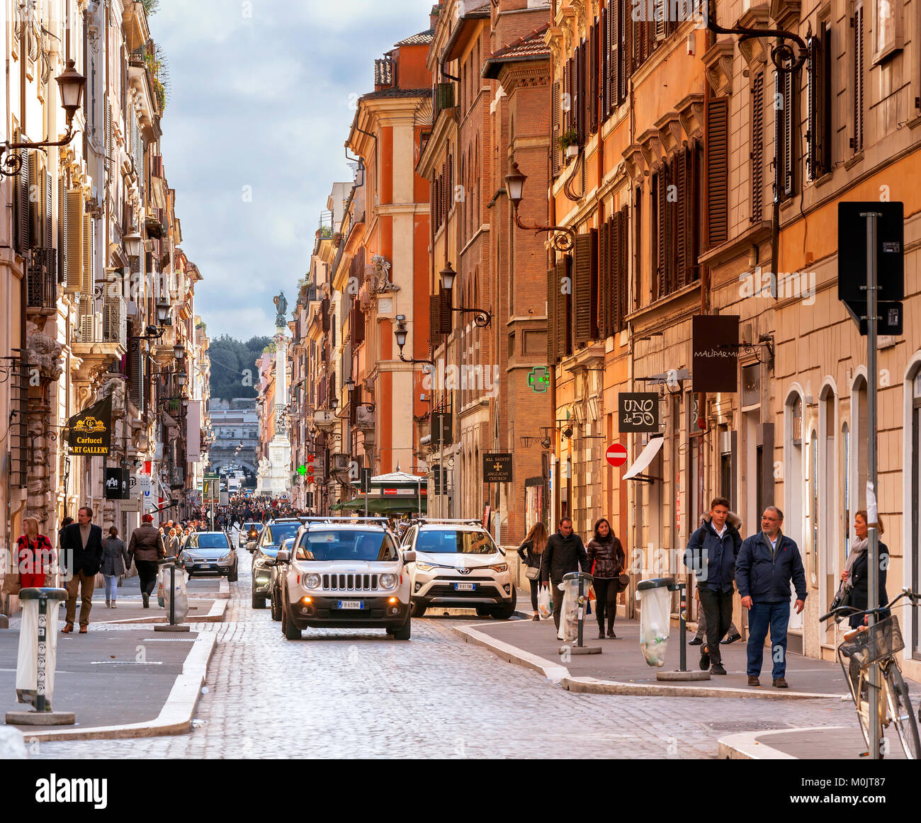 Roma, Italia, 18 febbraio 2017: la gente camminare lungo il lussuoso viale dello shopping di Via del Babuino a Roma Foto Stock