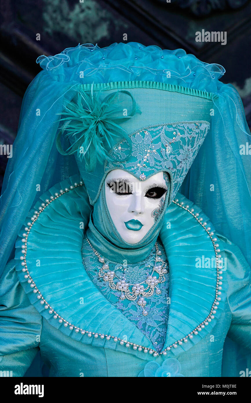 Donna in turchese costume di carnevale, il Carnevale di Venezia, Italia Foto Stock