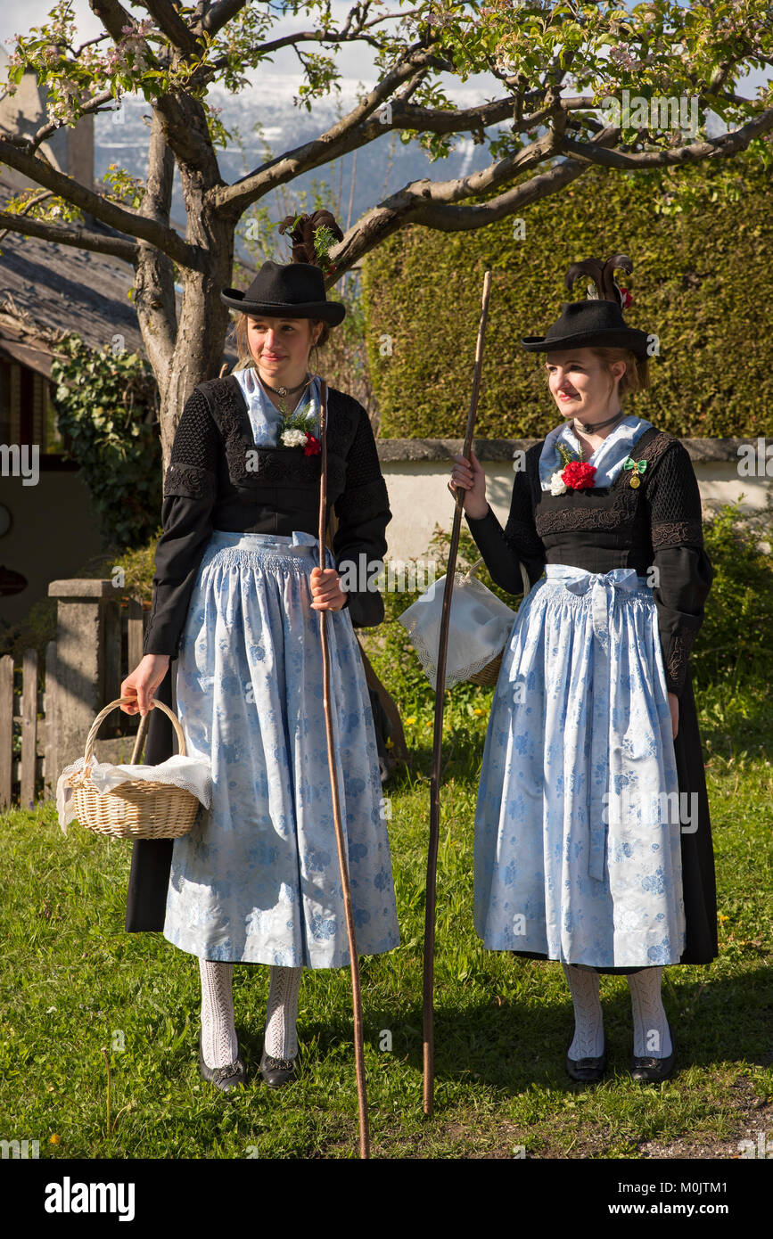 Grasausläuten, old personalizzato per allontanare il freddo dell'inverno e avviare la crescita dell'erba, praticata dagli agricoltori, Schwaz, in Tirolo Foto Stock
