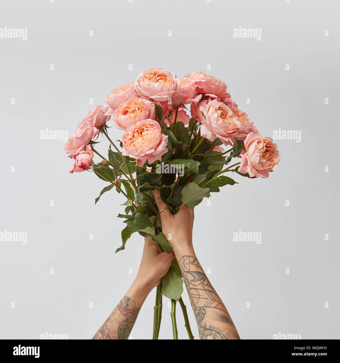 La ragazza è in possesso di un mazzo di fiori di rosa fresca roses, Foto Stock