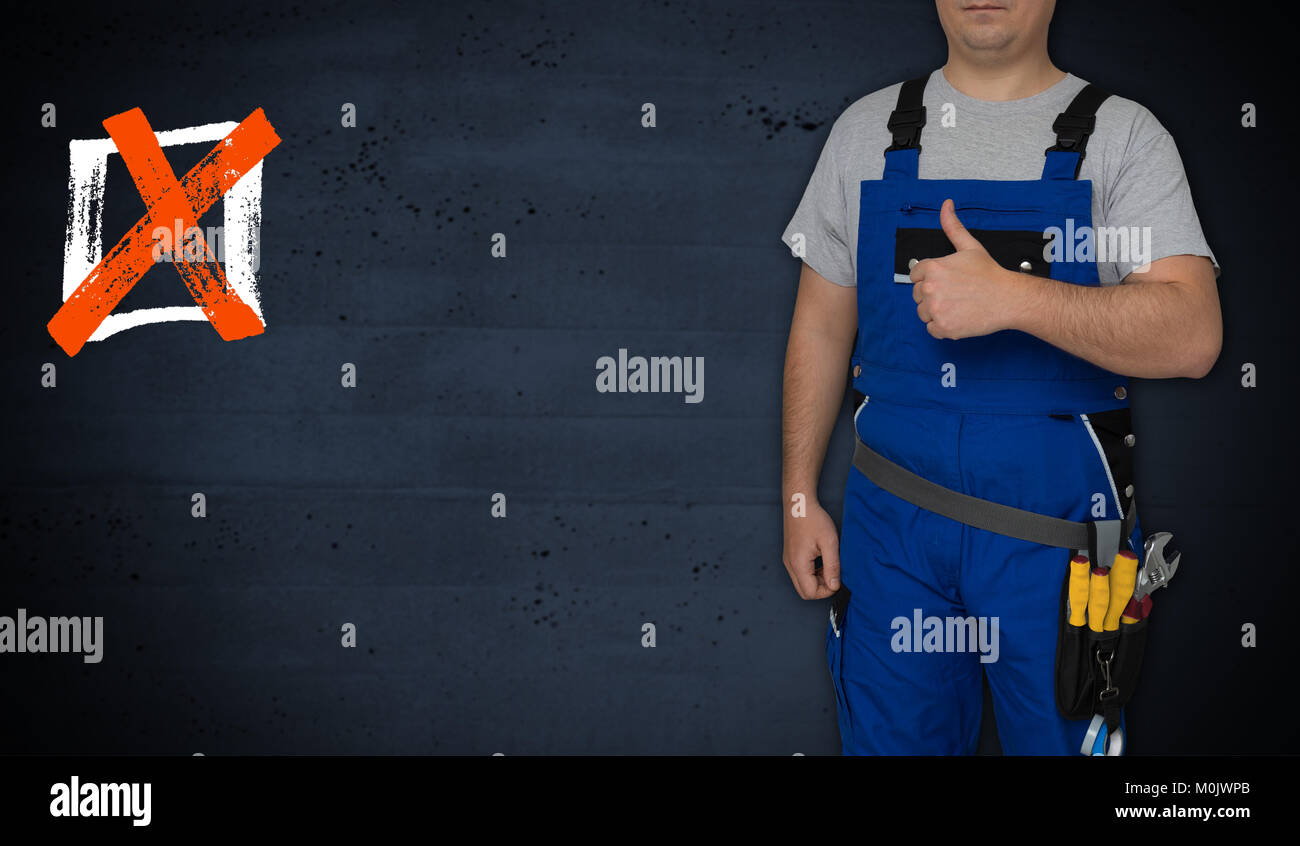 Casella di controllo e artigiano con pollice in alto. Foto Stock